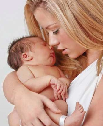 Kendra Wilkinson: “I’m Addicted to Breastfeeding”