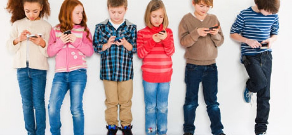 Children-using-smartphones-2yz2gfs6by28qlkkkg23uy